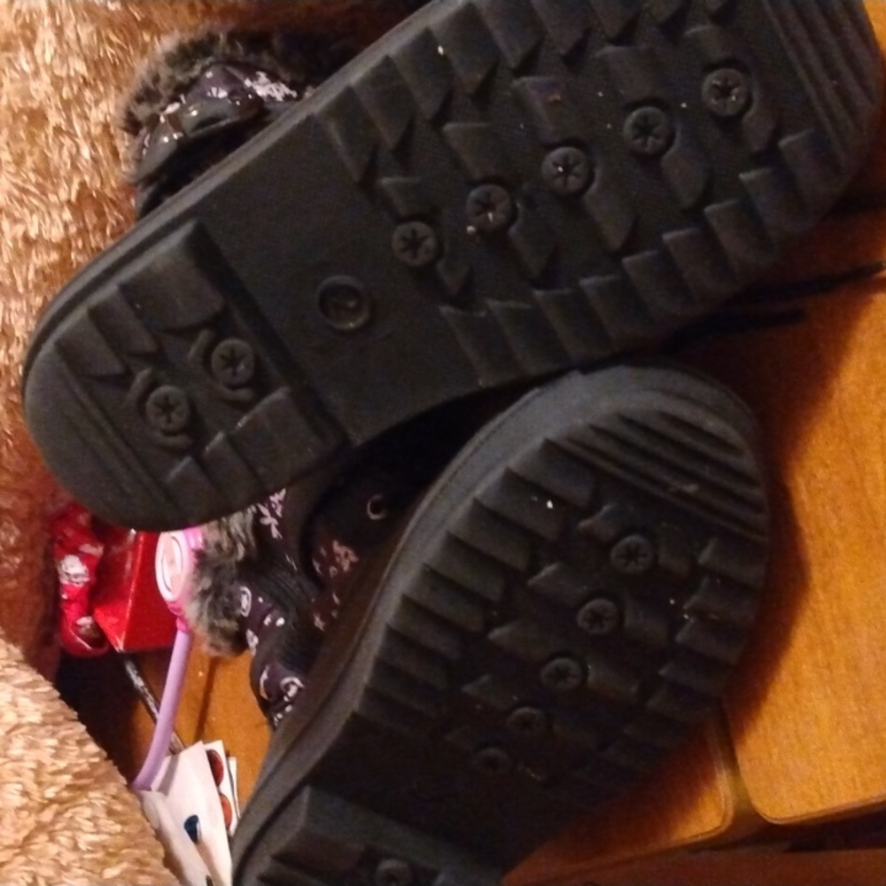 Snow Boots - Picture 3 of 4
